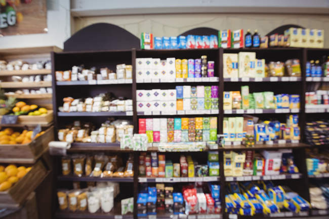 Внутрішній вигляд продуктової секції в супермаркеті — стокове фото