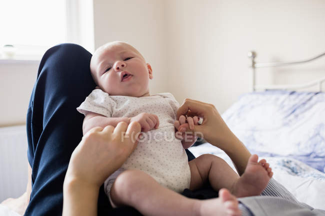 Mother playing with her baby in bedroom at home — Stock Photo