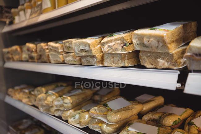Gros plan sur les sandwichs exposés dans les supermarchés — Photo de stock