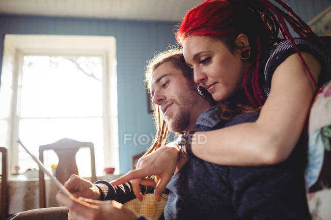Jovem casal hipster abraçando em casa — Fotografia de Stock