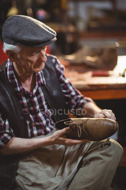 Sapateiro reparando um sapato na oficina — Fotografia de Stock