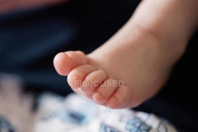 Imagen recortada del bebé en casa - foto de stock