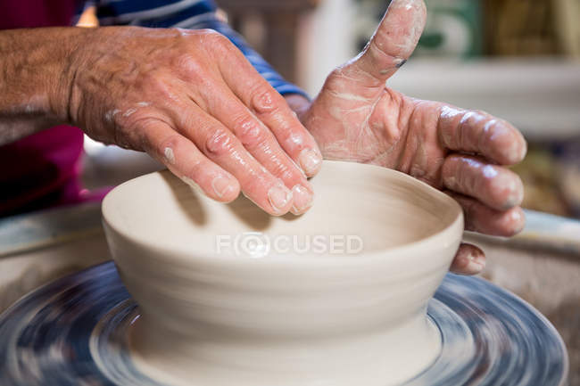 Primo piano della pentola per la fabbricazione di vasellame nel laboratorio di ceramica — Foto stock