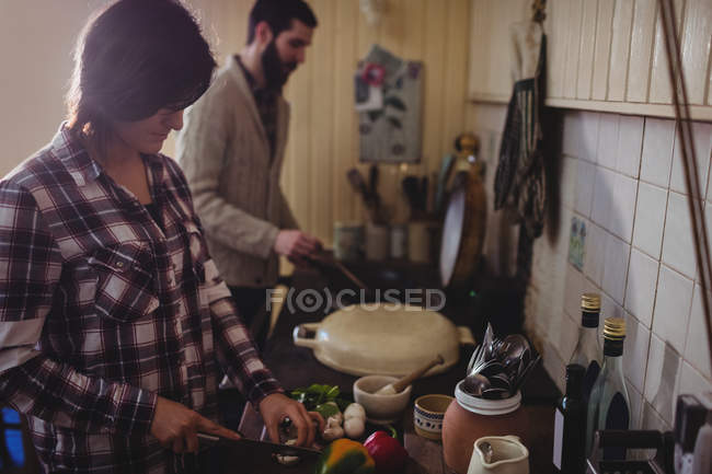 Couple préparer la nourriture ensemble dans la cuisine à la maison — Photo de stock