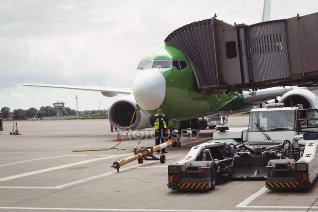 Flugzeug mit Ladebrücke bereitet sich am Flughafen-Terminal auf den Abflug vor — Stockfoto