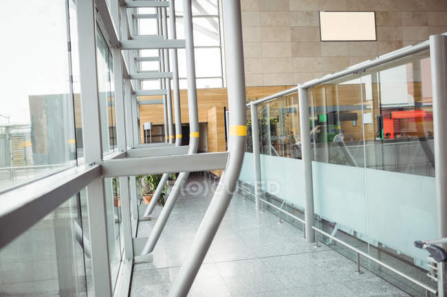 Внутренний вид коридора в современном терминале аэропорта — стоковое фото