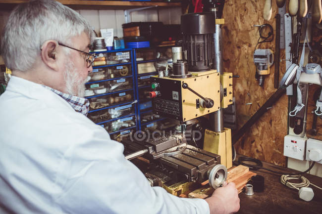 Mittelteil des Uhrmachers mit einer Uhrenfräsmaschine in der Werkstatt — Stockfoto