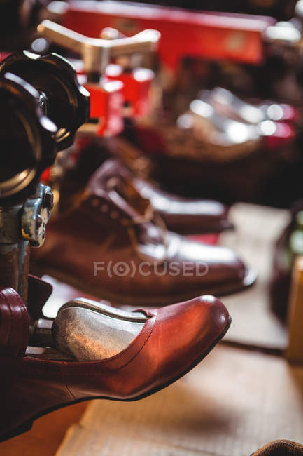 Chaussures étirant dans la machine civière dans l'atelier — Photo de stock