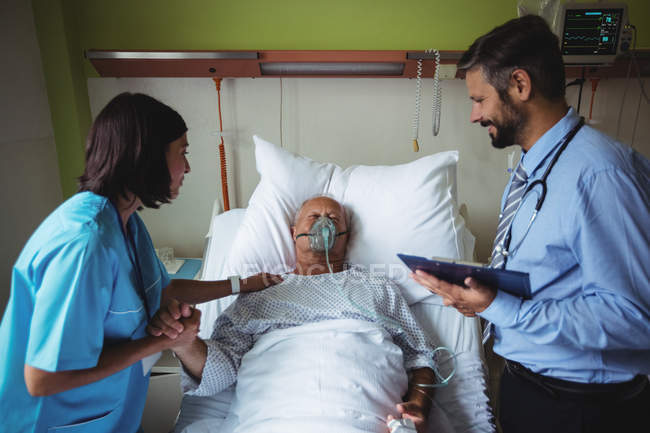 Медсестра зіпсується старший хворого на лікаря лікарні — стокове фото
