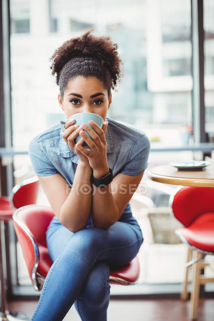 Retrato de mulher tomando café no restaurante — Fotografia de Stock