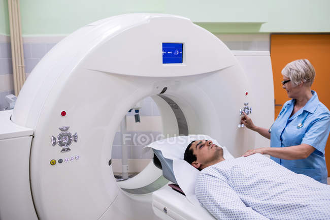 Paciente ingresando a la máquina de escaneo de resonancia magnética en el hospital - foto de stock