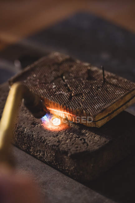 Обрезанное изображение сварочного камня Goldsmith по горелке в мастерской — стоковое фото