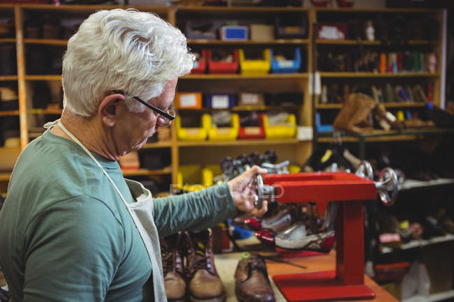 Machine à chaussures travaillant avec une civière dans un atelier — Photo de stock