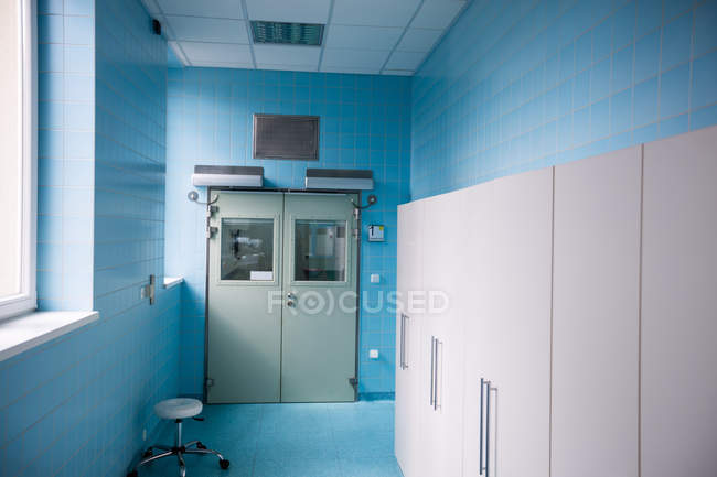 Vista interior del quirófano en el hospital - foto de stock