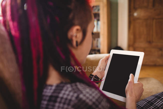 Mujer sosteniendo tableta digital en casa - foto de stock