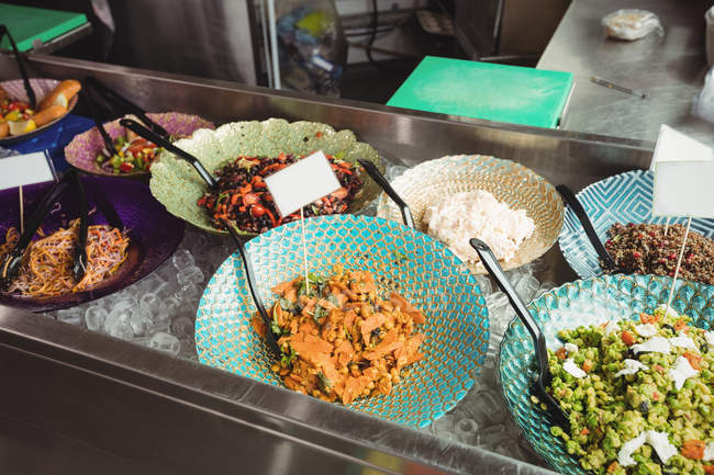 Gekochtes Essen auf Tellern an der Theke im Supermarkt — Stockfoto