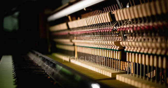 Крупним планом стара клавіатура піаніно на майстерні — стокове фото
