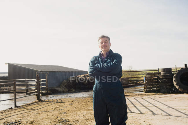 Porträt eines selbstbewussten Landarbeiters, der auf einem Feld gegen den Himmel steht — Stockfoto