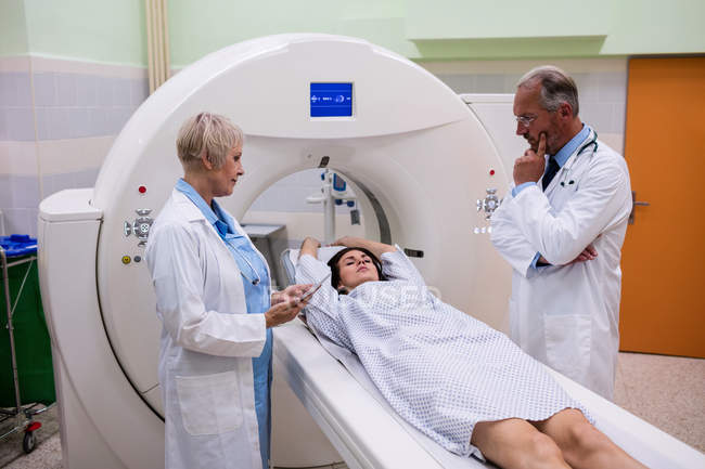 Médecins parlant au patient avant le test de balayage IRM à l'hôpital — Photo de stock