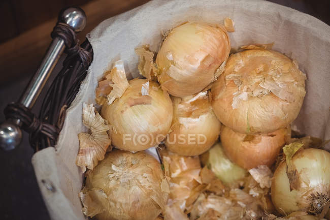 Gros plan des oignons dans le panier au supermarché — Photo de stock
