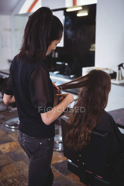 Feminino recebendo seu cabelo aparado no salão — Fotografia de Stock