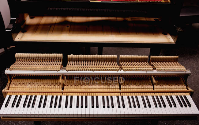 Vue rapprochée du vieux clavier piano à l'atelier — Photo de stock