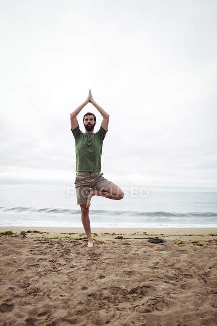 Mann macht Yoga am Strand — Stockfoto