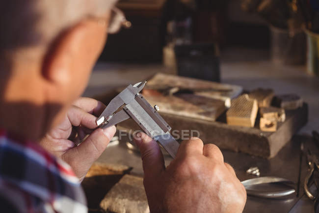 Anillo de fabricación orfebre en taller - foto de stock