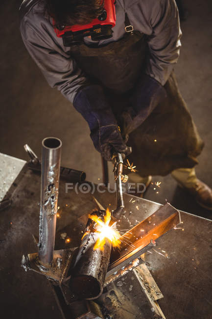 Soudeur soudure métal en atelier — Photo de stock