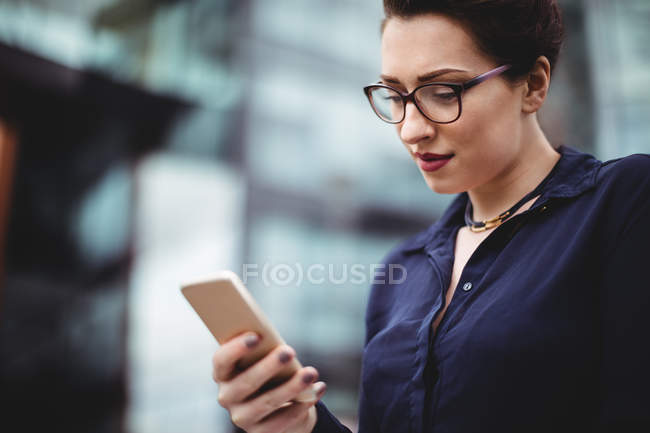 Young businesswoman using mobile phone — Stock Photo