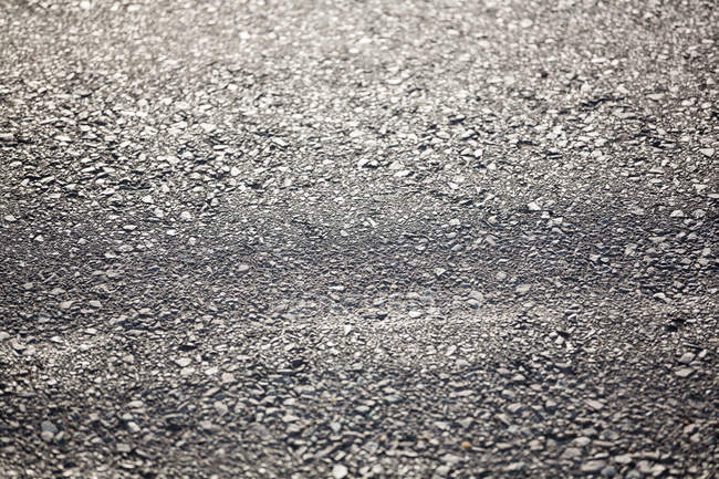 Primo piano di una pista di pneumatici su strada sterrata — Foto stock