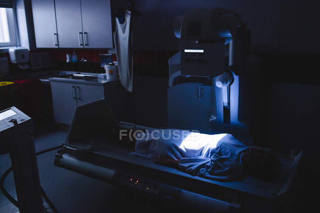 Пацієнт, що лежить під рентгенівський апарат в лікарні — стокове фото