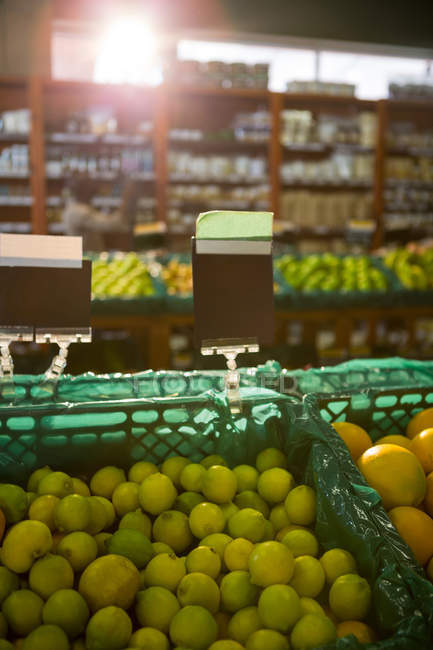 Lemons on display shelf in supermarket — Stock Photo