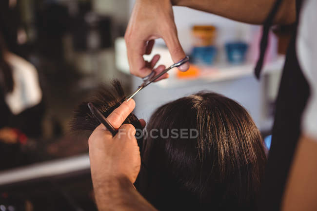 Кадроване зображення жіночих отримання її волосся обрізається на салон — стокове фото