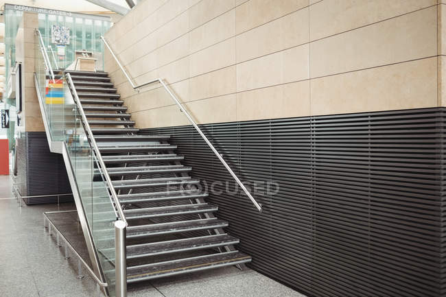 Escalera vacía en la terminal del aeropuerto - foto de stock