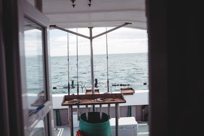 Филе рыбы на столе на лодке — стоковое фото
