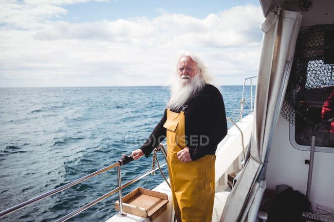 Pescatore guardando il mare dalla barca da pesca — Foto stock