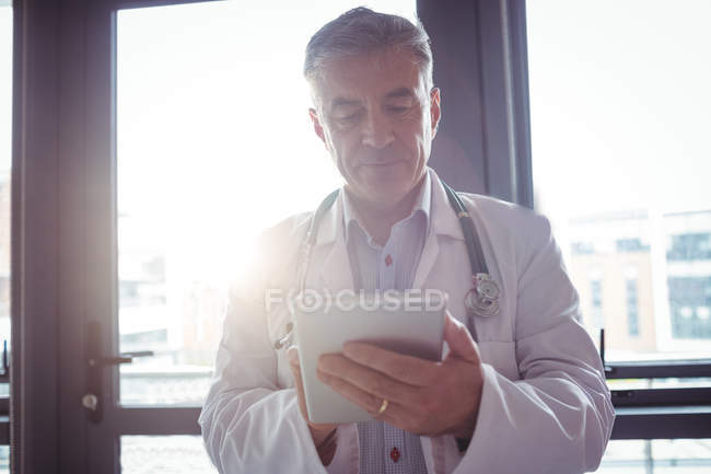 Лікар з стетоскоп, використовуючи цифровий планшетний в лікарні — стокове фото