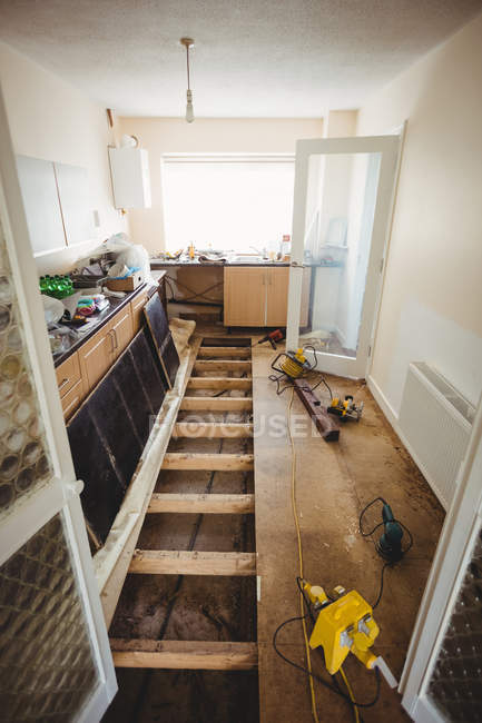 Estrutura da porta e equipamento de carpintaria na cozinha em casa — Fotografia de Stock