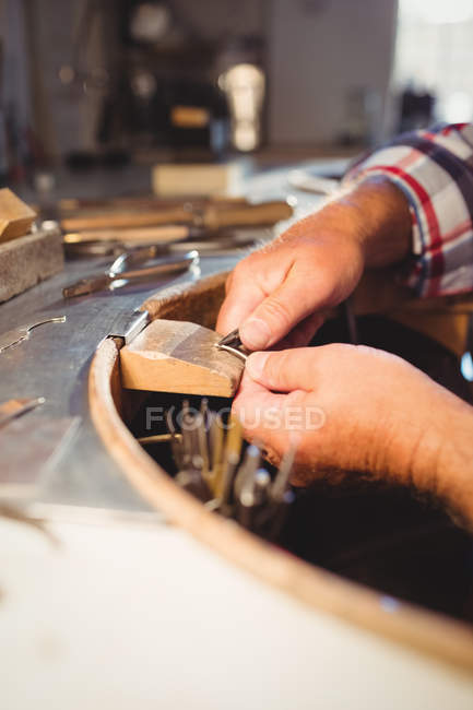 Cropped image of goldsmith shaping metal with pliers in workshop — Stock Photo