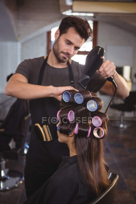 Cabeleireiro masculino styling cabelo do cliente no salão — Fotografia de Stock