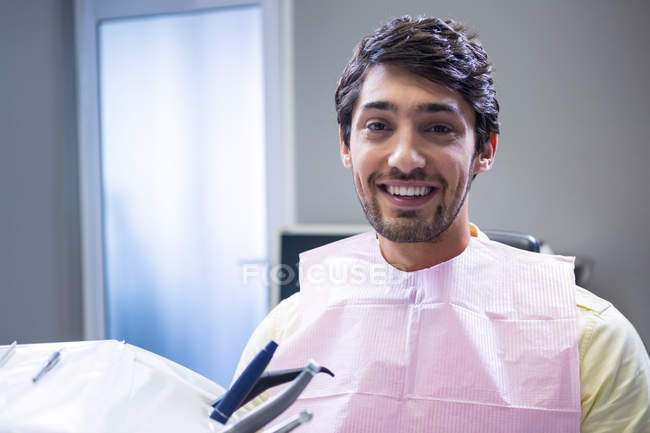 Lächelnder Patient auf Zahnarztstuhl in Klinik — Stockfoto