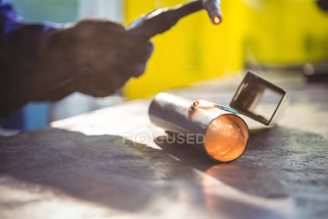 Image recadrée de soudeur soudure métal dans l'atelier — Photo de stock