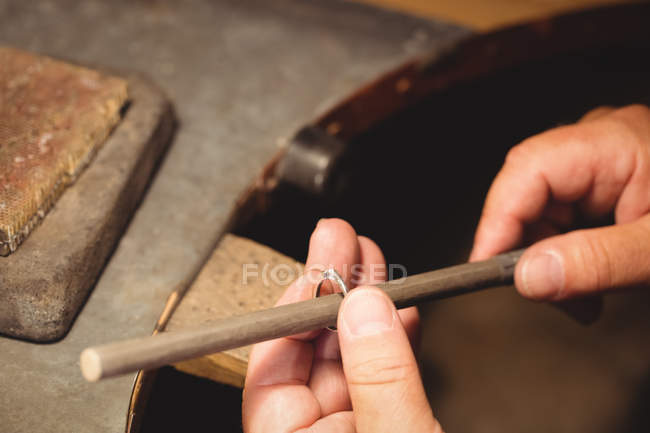Обрезанный образ Голдсмита, готовящего кольцо в мастерской — стоковое фото