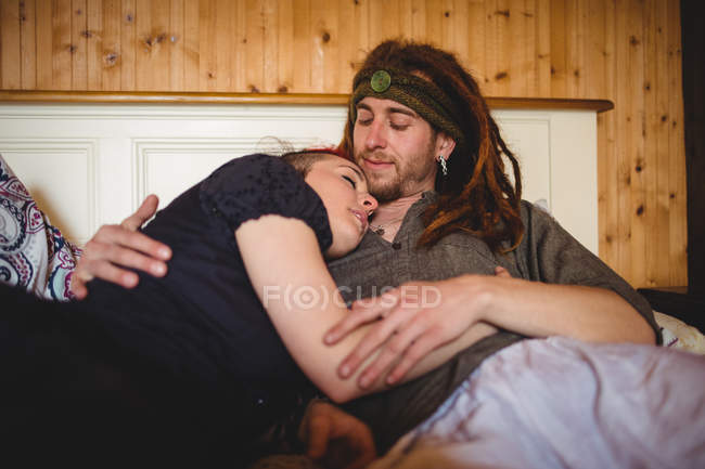 Пара хипстеров обнимается дома на кровати — стоковое фото