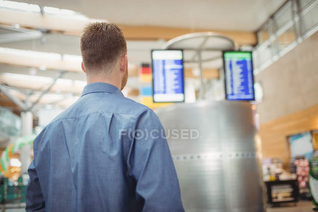 Rückansicht eines Mannes, der im Flughafenterminal steht — Stockfoto