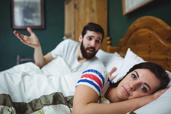 Casal discutindo na cama no quarto em casa — Fotografia de Stock