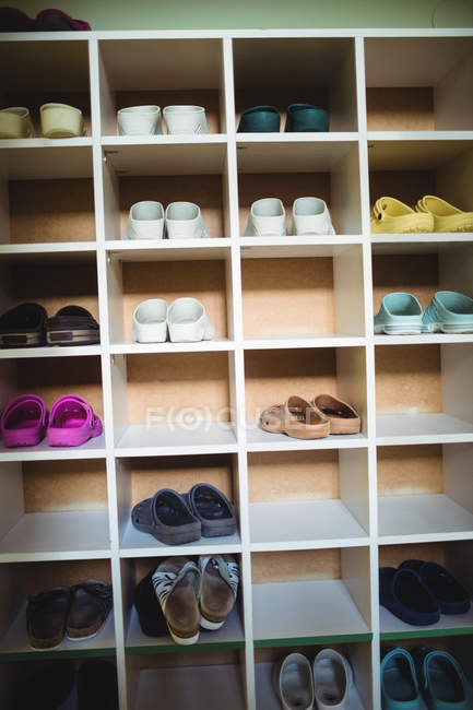 Різні взуття, організовані в дерев'яних стійку — стокове фото