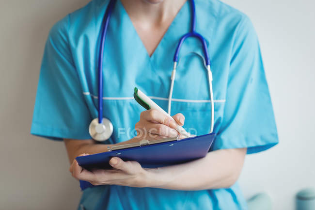 Середня секція медсестри, що пише на буфері в лікарні — стокове фото