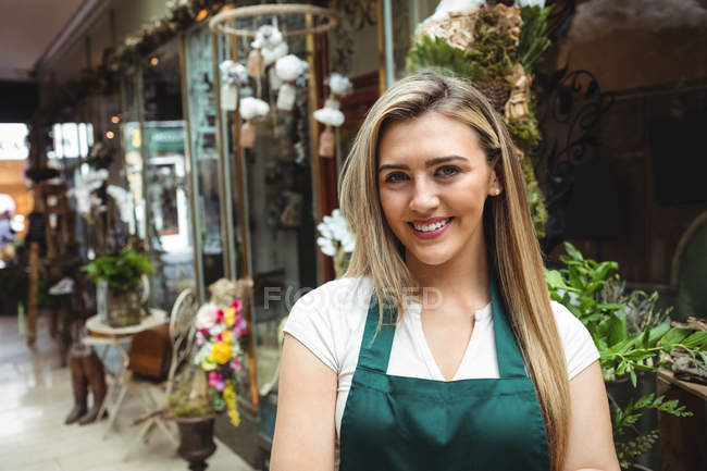 Портрет жіночого флориста, який посміхається в квітковому магазині — стокове фото